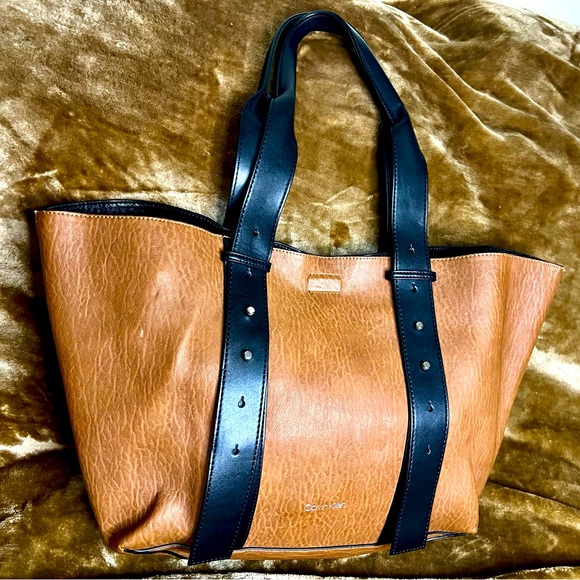 Calvin Klein Large Leather Jean Belted Tote with Clutch 👜✨ - Picture 4 of 14